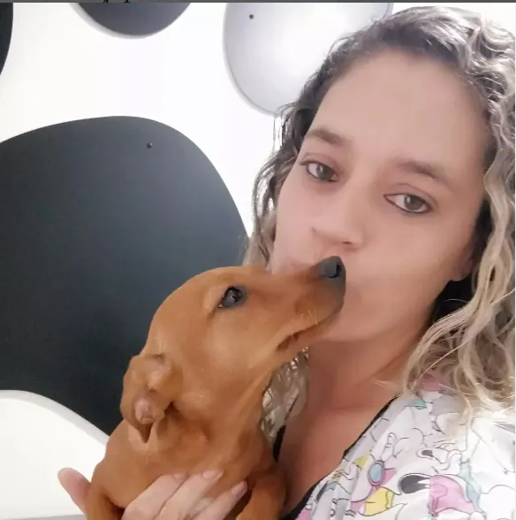 Veterinária abraçando filhote de cachorro